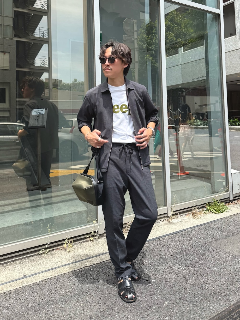 「レイヤードスタイル、サンダル、夏コーデ、白Tシャツ、セットアップ、サングラス、Tシャツ、お出かけコーデ、カジュアルコーデ、夏、Tシャツコーデ、ショルダーバッグ、カジュアル、ロゴT、夏だ!Tシャツ着よう!」|「GOOD ROCK SPEEDの【GOOD ROCK SPEED】別注 アーティスト/企業/ プリントTシャツ 25SS(Tシャツ/カットソー、ホワイト系)」を使った、nishiokaさん(メンズ・169cm)の夏コーディネートの6枚目の写真