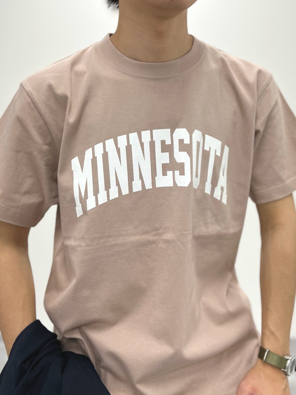 ブルー系のシャツ/ブラウス、ピンク系のTシャツ/カットソー、ブラック系のショルダーバッグを着用したメンズの春コーディネートの6枚目の写真