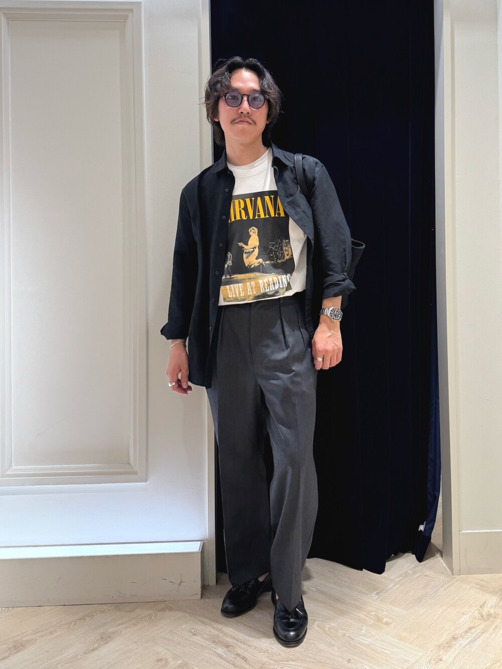 ホワイト系のTシャツ/カットソー、ブラック系のシャツ/ブラウス、ブラック系のトートバッグを着用したメンズの春コーディネートの4枚目の写真