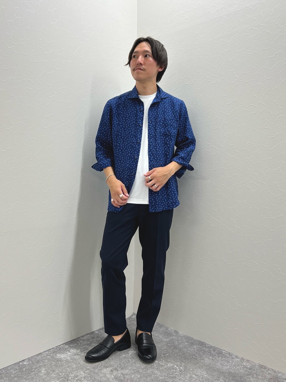 ブルー系のシャツ/ブラウス、ホワイト系のTシャツ/カットソー、ブルー系のその他パンツを着用したメンズの夏コーディネートの4枚目の写真