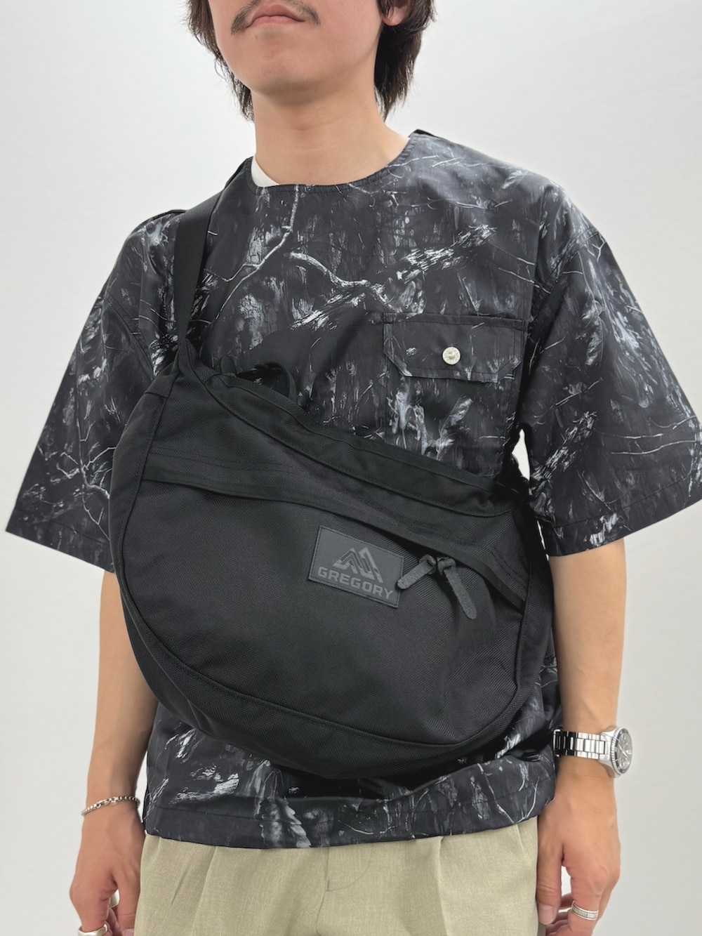 「サンダル、黒Tシャツ、ショルダーバッグ、グルカサンダル、Tシャツ、夏コーデ、初夏コーデ、シンプルスタイル、シンプル、カジュアル、カジュアルコーデ、ラフ、夏」｜「TAIONの【TAION/タイオン】ノンダウン ミリタリー 半袖カットソー 25SS（Tシャツ/カットソー、ブラック系）」を使った、nishiokaさん（メンズ・169cm）の夏コーディネートの6枚目の写真