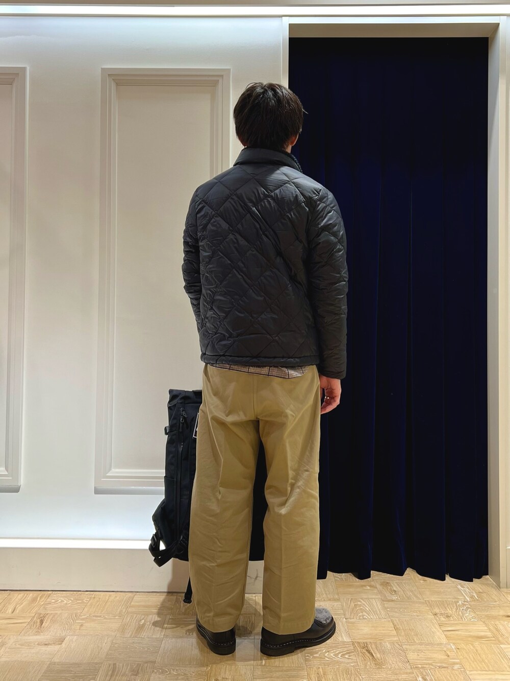 ブラック系のダウンジャケット/コート、ブラック系のシャツ/ブラウス、ブラック系のバックパック/リュックを着用したメンズの冬コーディネートの5枚目の写真