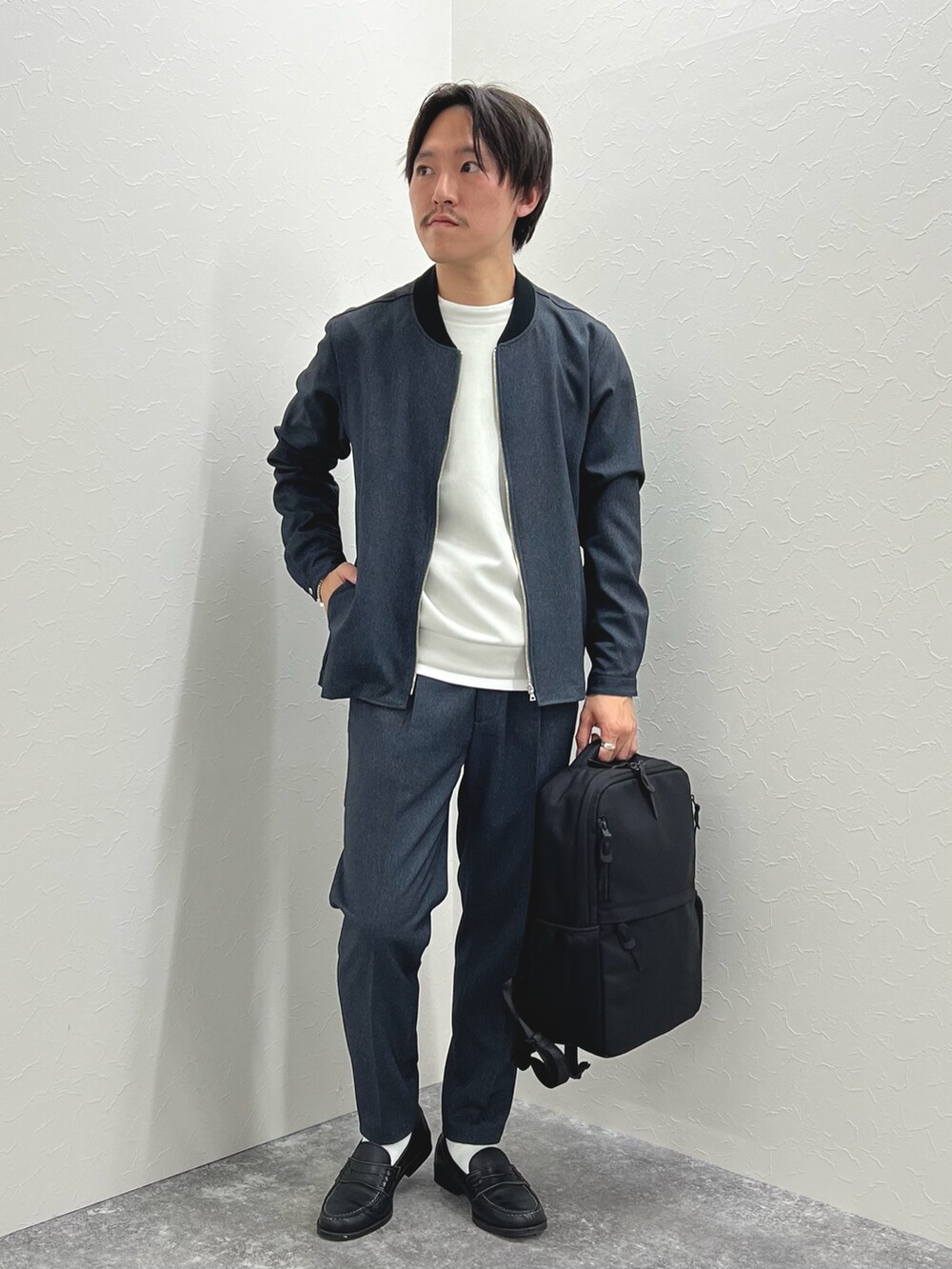 グレー系のブルゾン、グレー系のTシャツ/カットソー、グレー系のその他パンツを着用したメンズの秋コーディネートの2枚目の写真