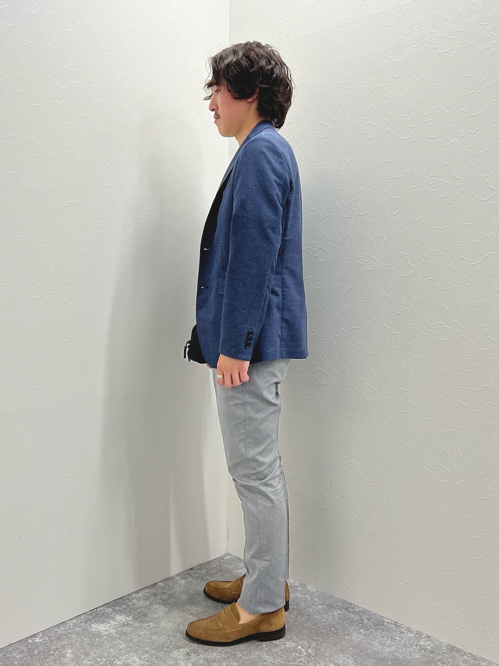 ブルー系のテーラードジャケット、ホワイト系のTシャツ/カットソー、ブラック系のショルダーバッグを着用したメンズの春コーディネートの4枚目の写真