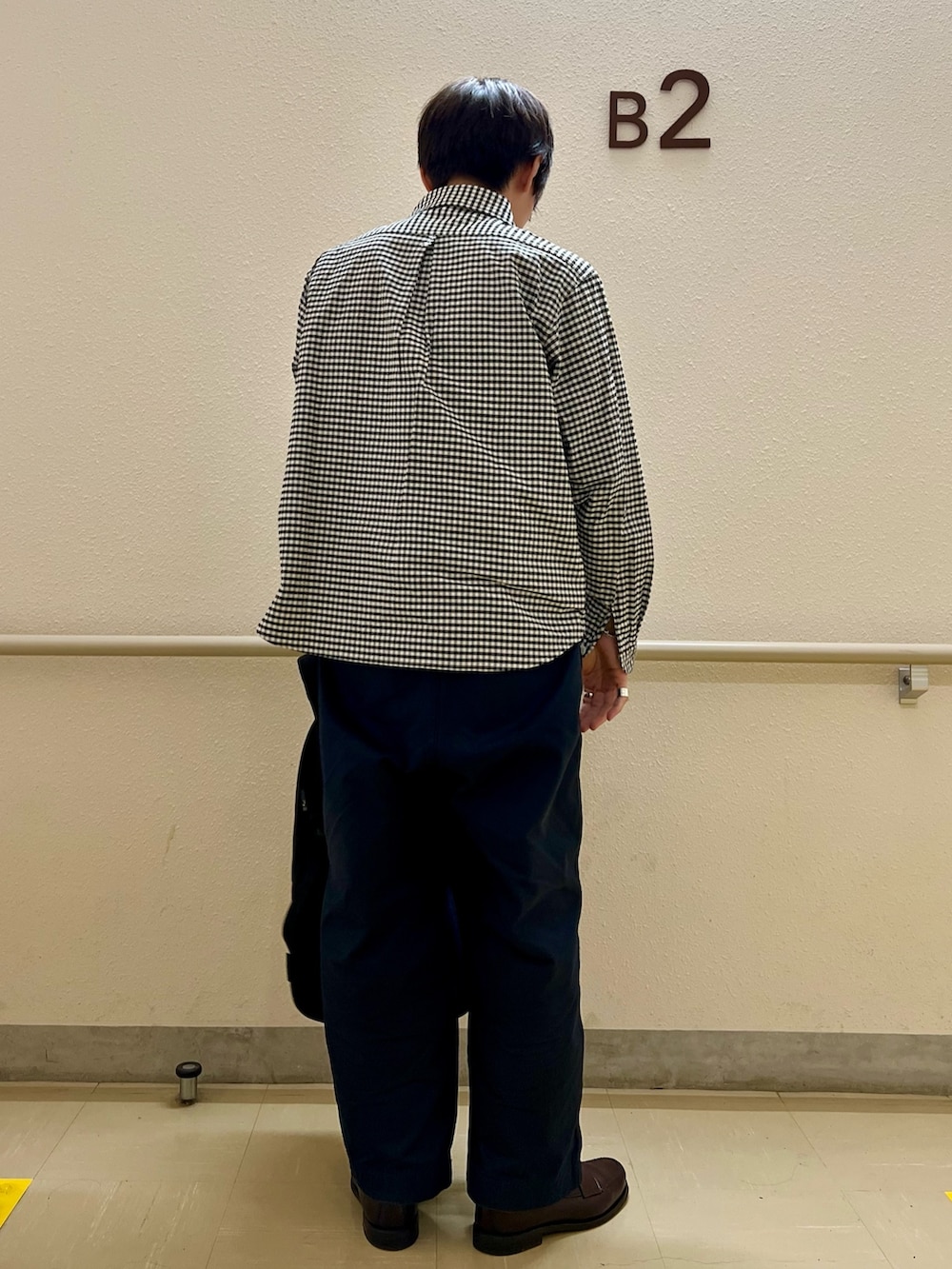 レッド系のローファー、ブラック系のバックパック/リュック、ブラック系のシャツ/ブラウスを着用したメンズの秋コーディネートの4枚目の写真