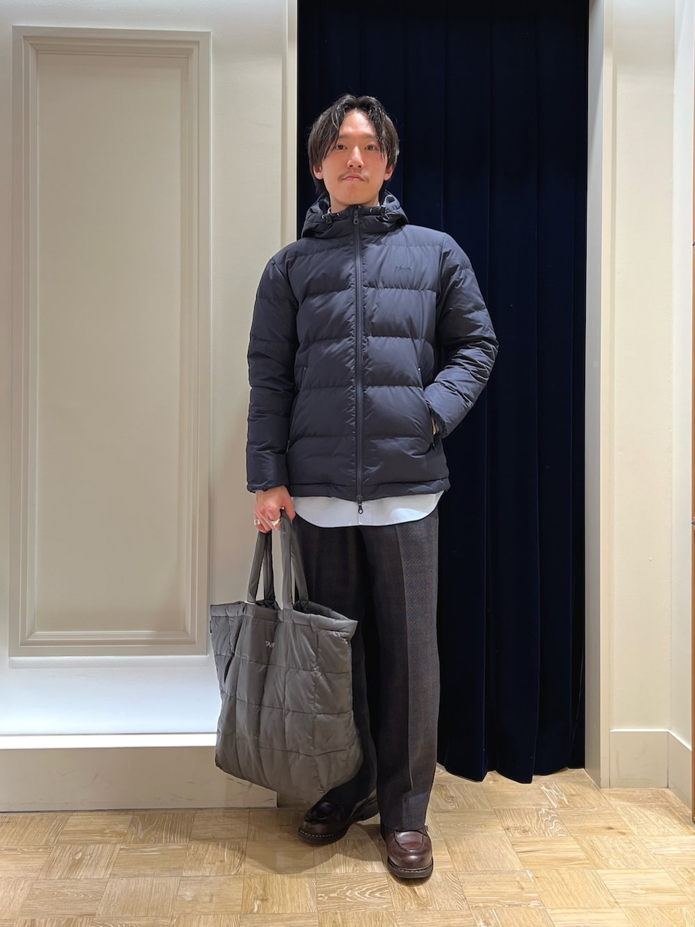 ブルー系のダウンジャケット/コート、ブルー系のシャツ/ブラウス、グレー系のトートバッグを着用したメンズの冬コーディネートの3枚目の写真