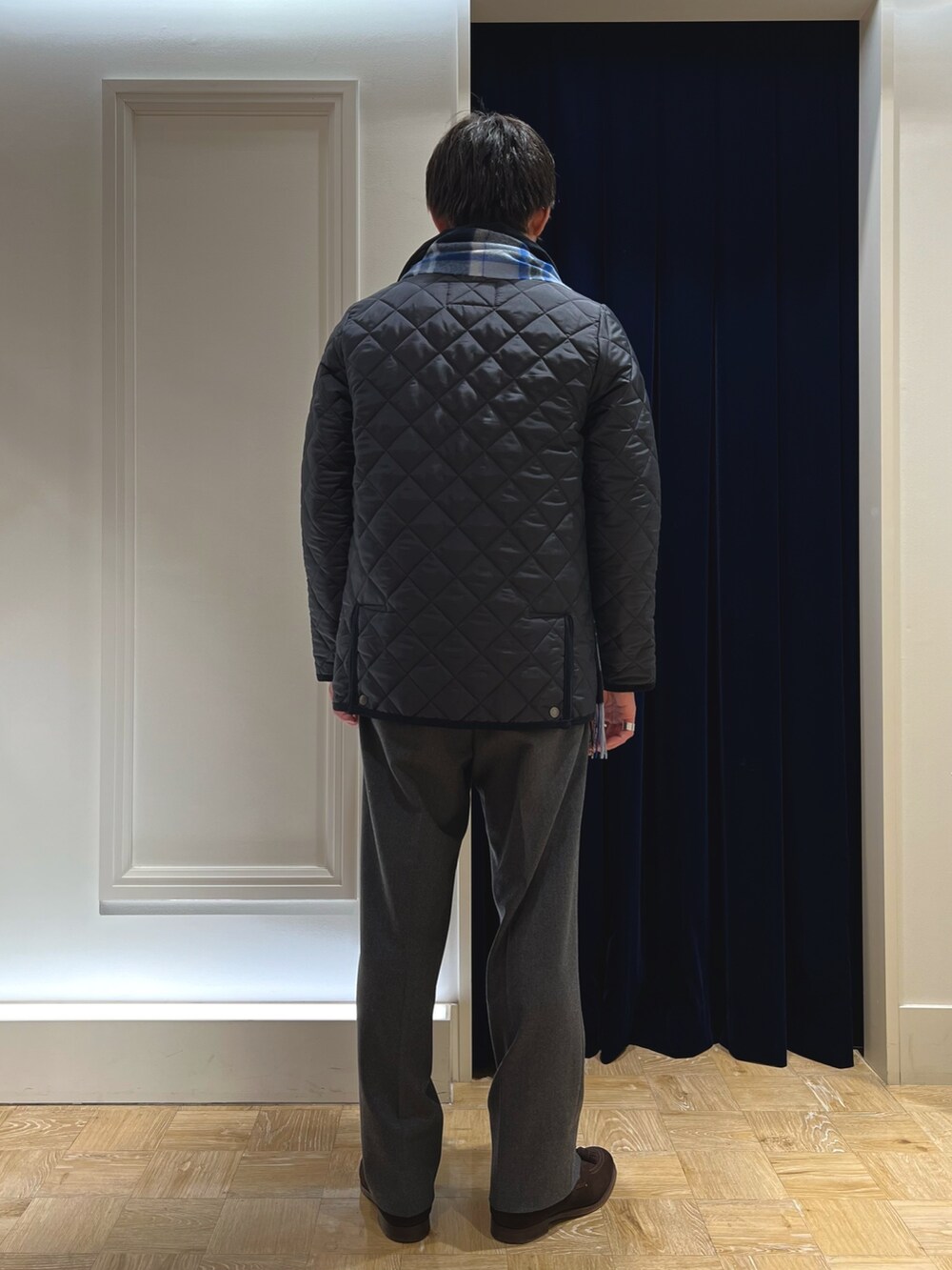 ブルー系のブルゾン、ブルー系のネクタイ、ブルー系のニット/セーターを着用したメンズの冬コーディネートの4枚目の写真