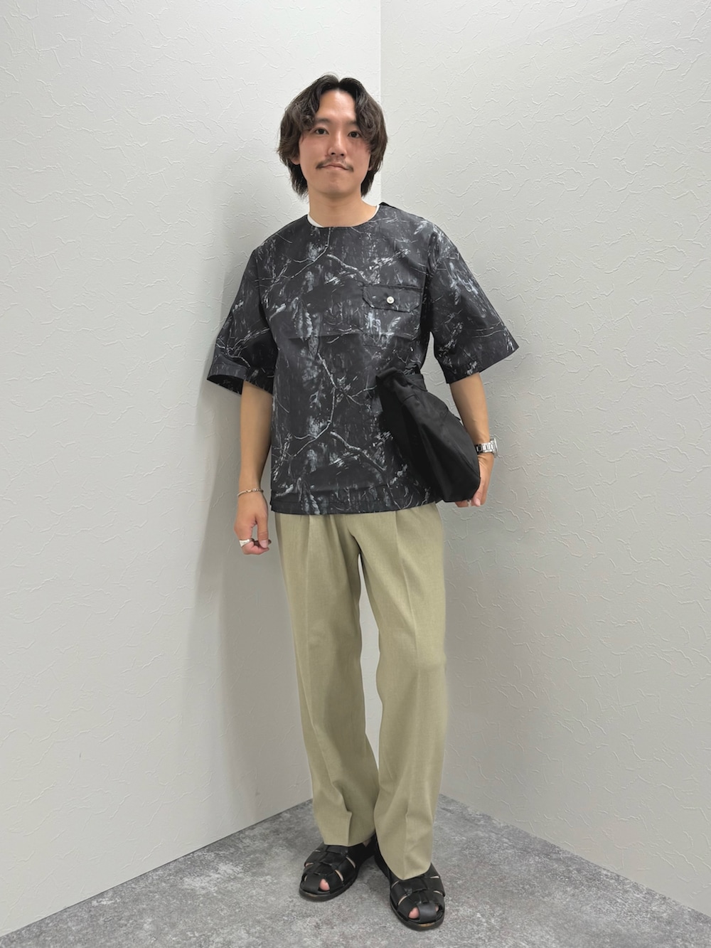 「サンダル、黒Tシャツ、ショルダーバッグ、グルカサンダル、Tシャツ、夏コーデ、初夏コーデ、シンプルスタイル、シンプル、カジュアル、カジュアルコーデ、ラフ、夏」｜「TAIONの【TAION/タイオン】ノンダウン ミリタリー 半袖カットソー 25SS（Tシャツ/カットソー、ブラック系）」を使った、nishiokaさん（メンズ・169cm）の夏コーディネートの3枚目の写真