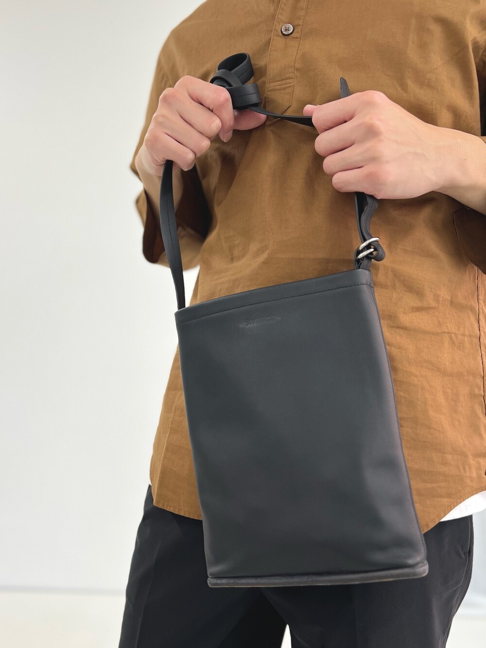 イエロー系のシャツ/ブラウス、ブラック系のショルダーバッグ、ブラック系のその他パンツを着用したメンズの春コーディネートの5枚目の写真