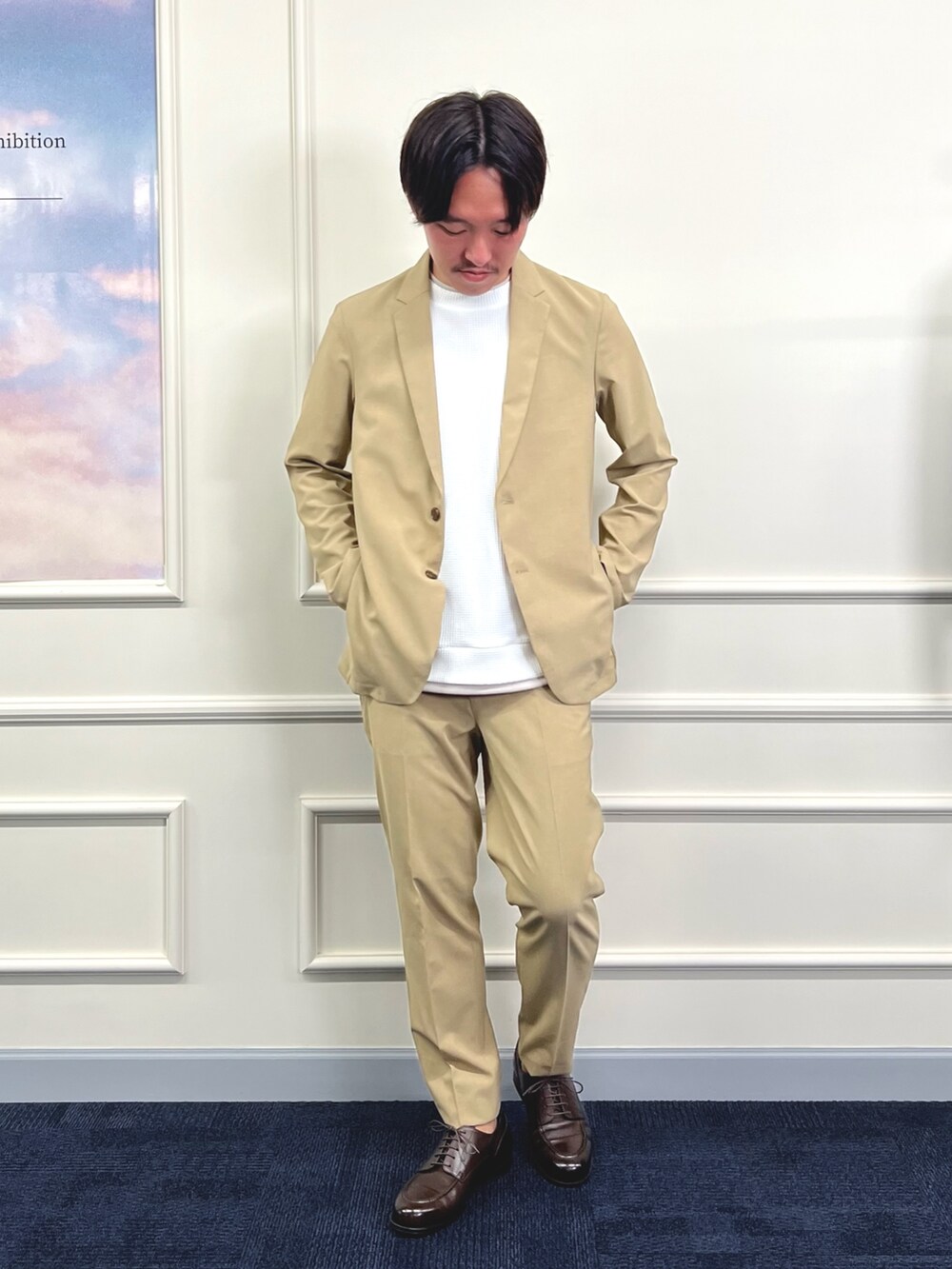 ベージュ系のテーラードジャケット、ブルー系のTシャツ/カットソー、ベージュ系のその他パンツを着用したメンズの夏コーディネートの2枚目の写真