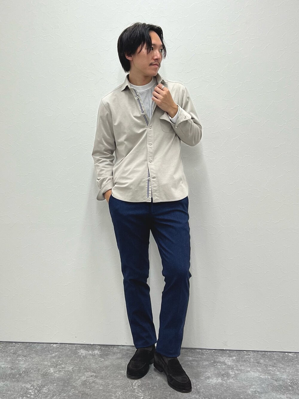 ホワイト系のシャツ/ブラウス、ホワイト系のTシャツ/カットソー、ブルー系のその他パンツを着用したメンズの秋コーディネートの2枚目の写真