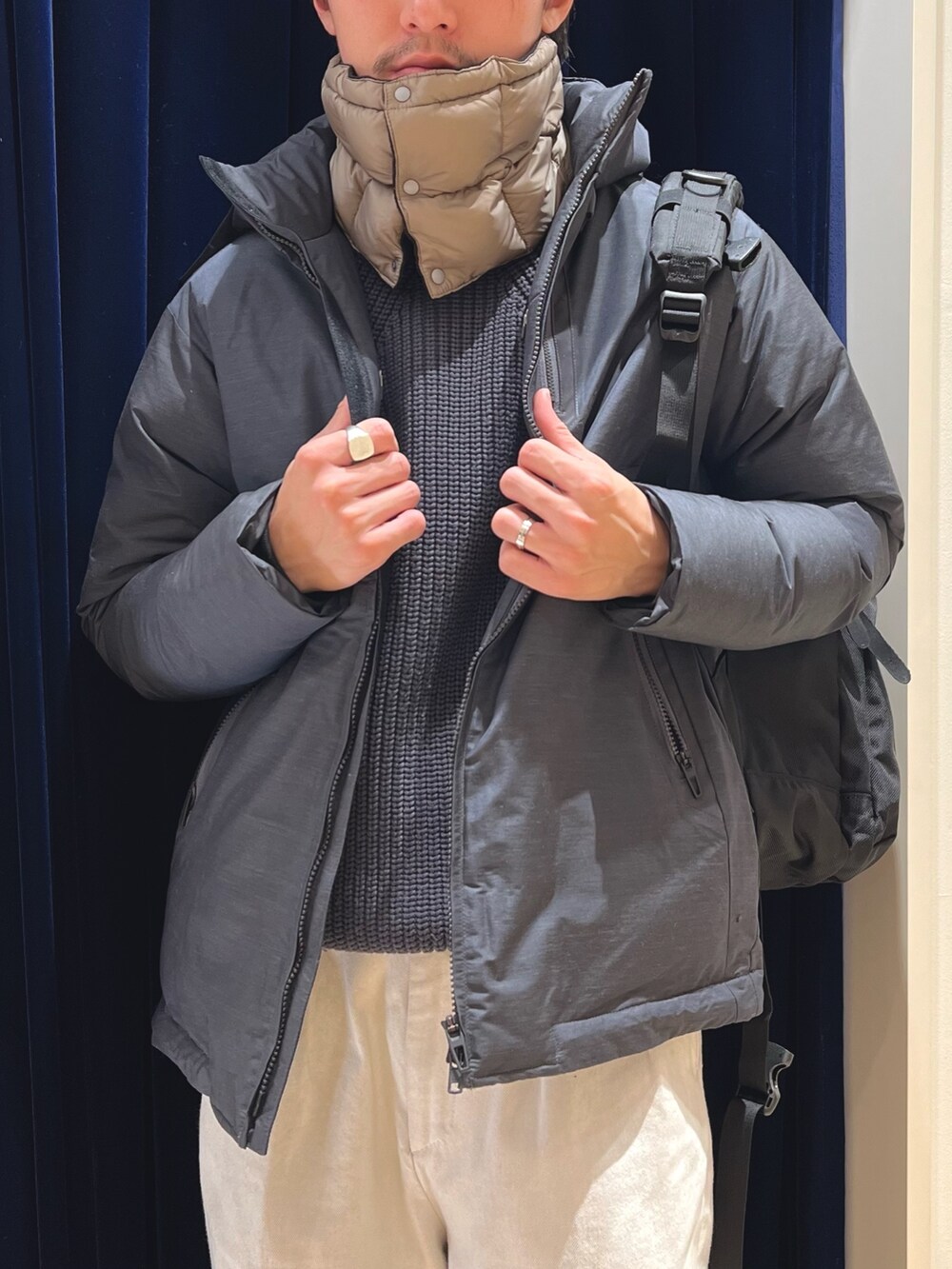 ブラック系のバックパック/リュック、グレー系のブルゾン、グリーン系のネックウォーマー/スヌードを着用したメンズの冬コーディネートの7枚目の写真