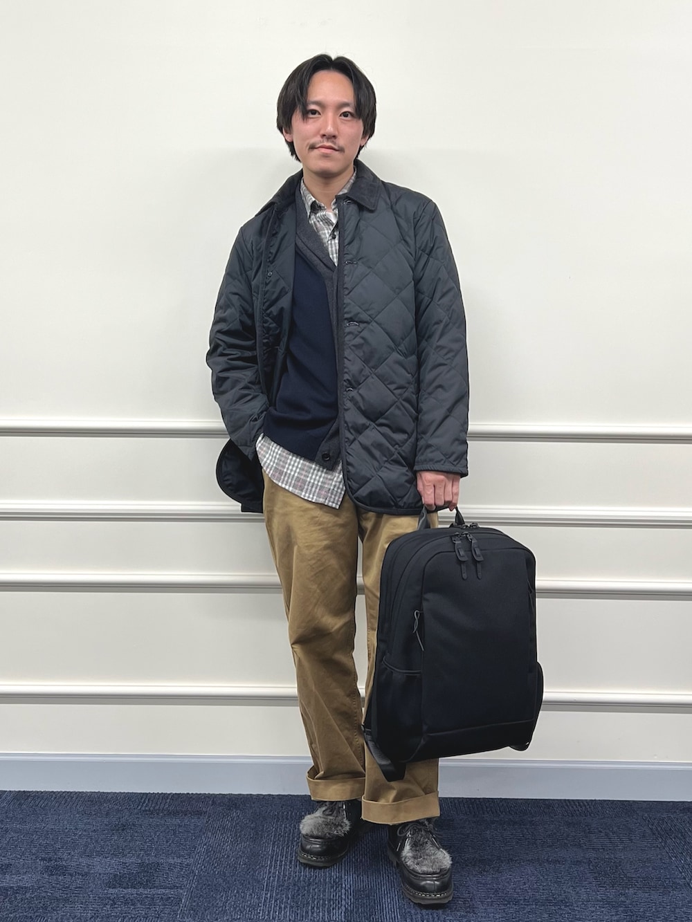 グレー系のダウンジャケット/コート、ホワイト系のシャツ/ブラウス、ブルー系のカーディガン/ボレロを着用したメンズの冬コーディネートの2枚目の写真