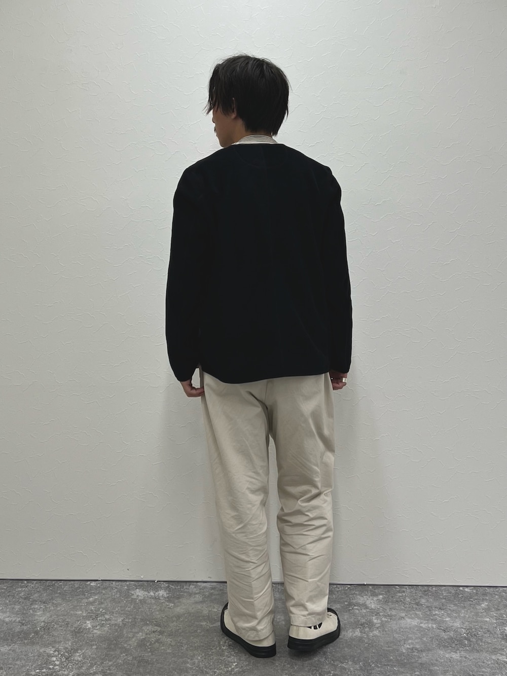 ブラック系のブルゾン、ホワイト系のTシャツ/カットソーを着用したメンズの秋コーディネートの5枚目の写真