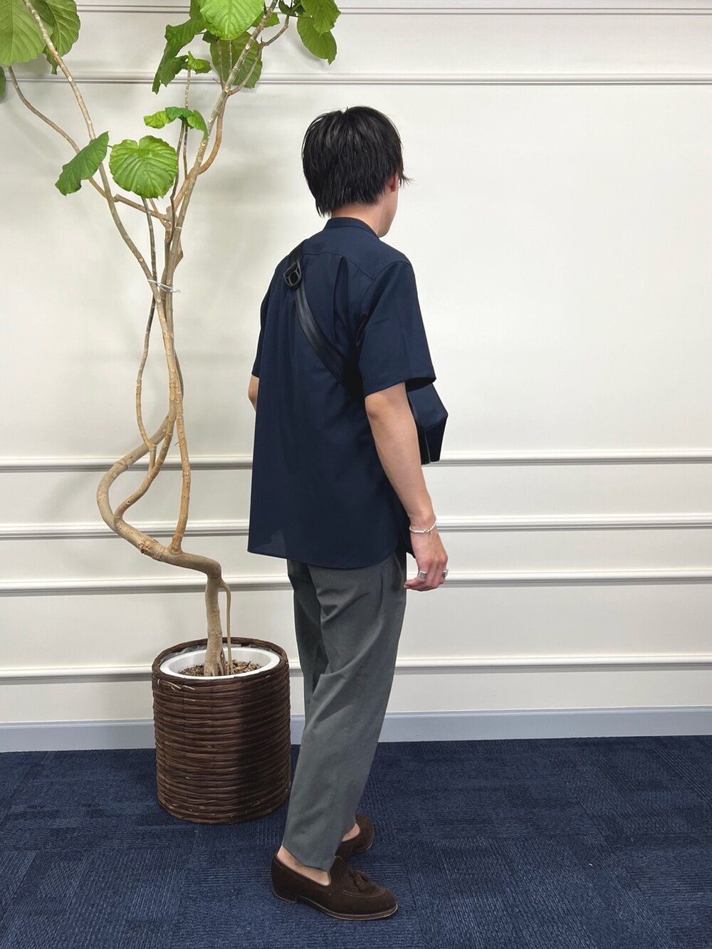 ブルー系のシャツ/ブラウス、ブルー系のショルダーバッグ、グレー系のその他パンツを着用したメンズの春コーディネートの3枚目の写真