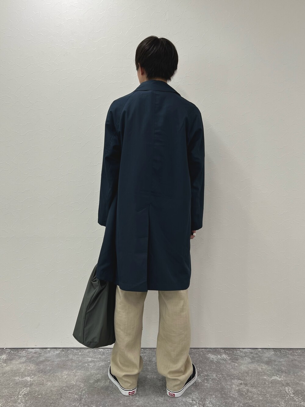 「春コーデ、トートバッグ、春服みてみて、レイヤードスタイル、お出かけコーデ、シンプルコーデ、春アウター、休日スタイル、プリントT、コート、カジュアル、カジュアルコーデ、春、リラックススタイル」｜「TAIONの【TAION/タイオン】《限定展開 / ビジカジ対応》別注NON DOWN BAL COLLAR COAT  ステンカラー バルカラーコート（ステンカラーコート、ブルー系）」を使った、nishiokaさん（メンズ・169cm）の春コーディネートの4枚目の写真