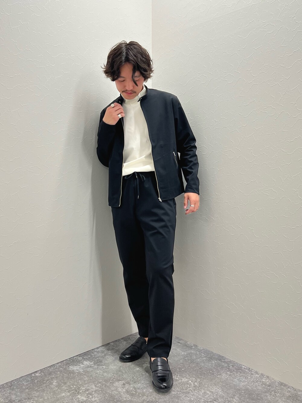 「シャツスタイル、大人コーデ、オトナカジュアル、春、キレイめカジュアル、おでかけコーデ、モノトーンコーデ、カジュアル、カジュアルコーデ、きれいめカジュアル、春コーデ、春夏コーデ、セットアップ、リラックススタイル、ローファー」｜「NOLLEY’Sの【ACTIVE SECT】《限定展開》ハイストレッチ シングルライダース 25SS（ブルゾン、ブラック系）」を使った、nishiokaさん（メンズ・169cm）の春コーディネートの4枚目の写真