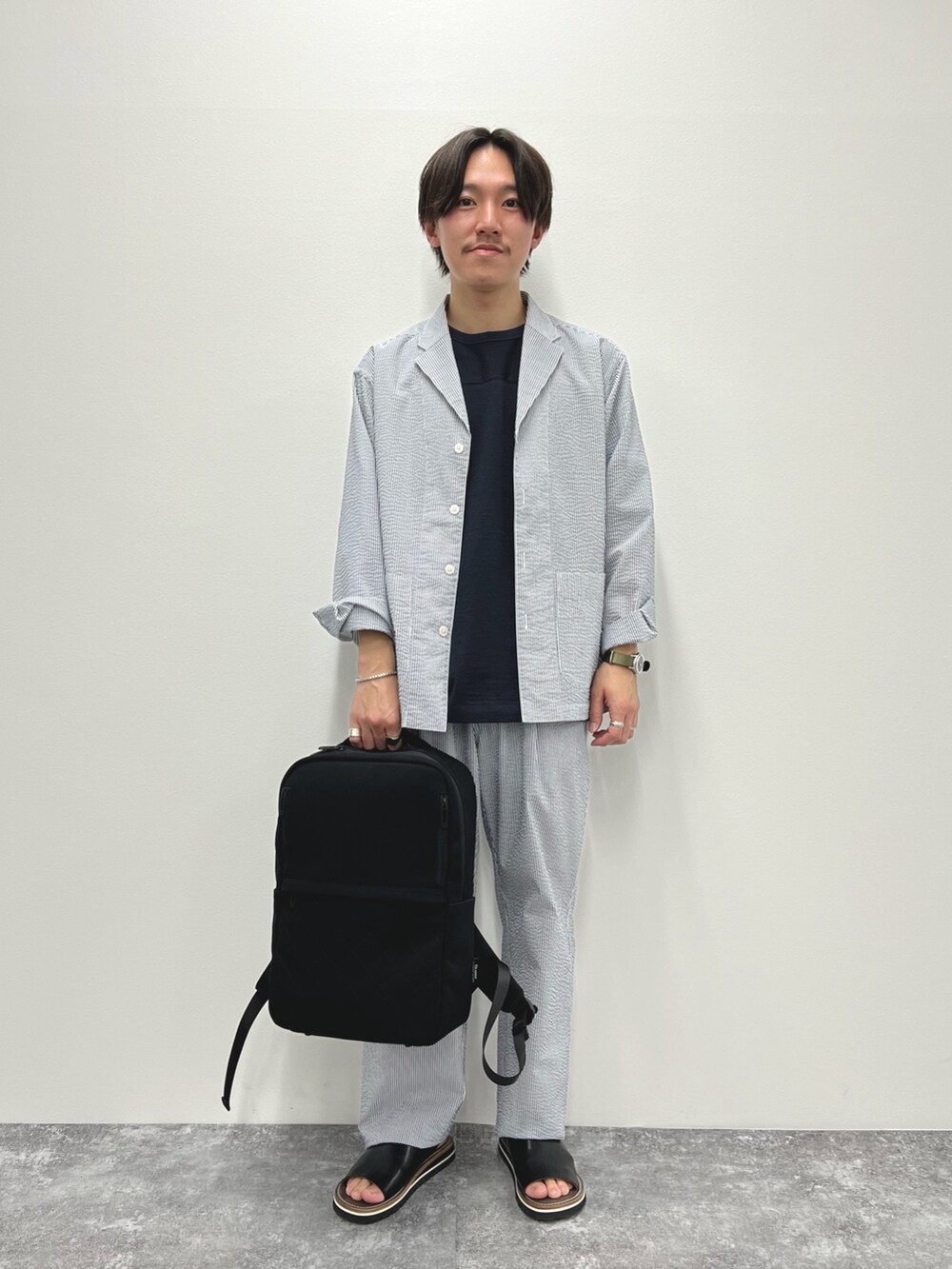 ホワイト系のシャツ/ブラウス、ホワイト系のその他パンツ、ブラック系のサンダルを着用したメンズの春コーディネートの2枚目の写真