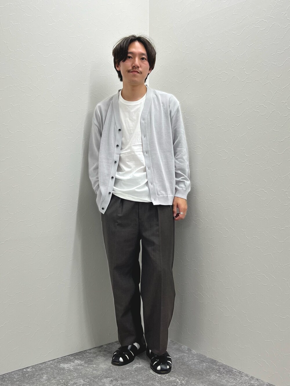 「きれいめカジュアル、春夏コーデ、スラックス、休日スタイル、シンプルコーデ、グルカサンダル、オトナカジュアル、カーディガン、レイヤードスタイル、ゆるコーデ、夏、リラックススタイル」｜「NOLLEY’Sの《2点セット/速乾/接触冷感》SIX FUNCTIONS レイヤードVネックカーディガン（Tシャツ付）（カーディガン/ボレロ、グレー系）」を使った、nishiokaさん（メンズ・169cm）の春コーディネートの2枚目の写真