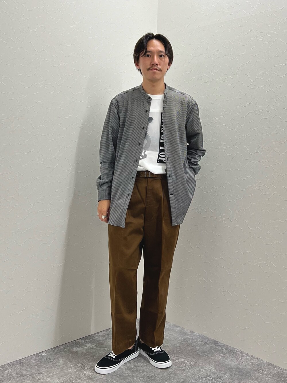 ホワイト系のシャツ/ブラウス、ホワイト系のTシャツ/カットソー、ブラック系のスニーカーを着用したメンズの秋コーディネートの2枚目の写真