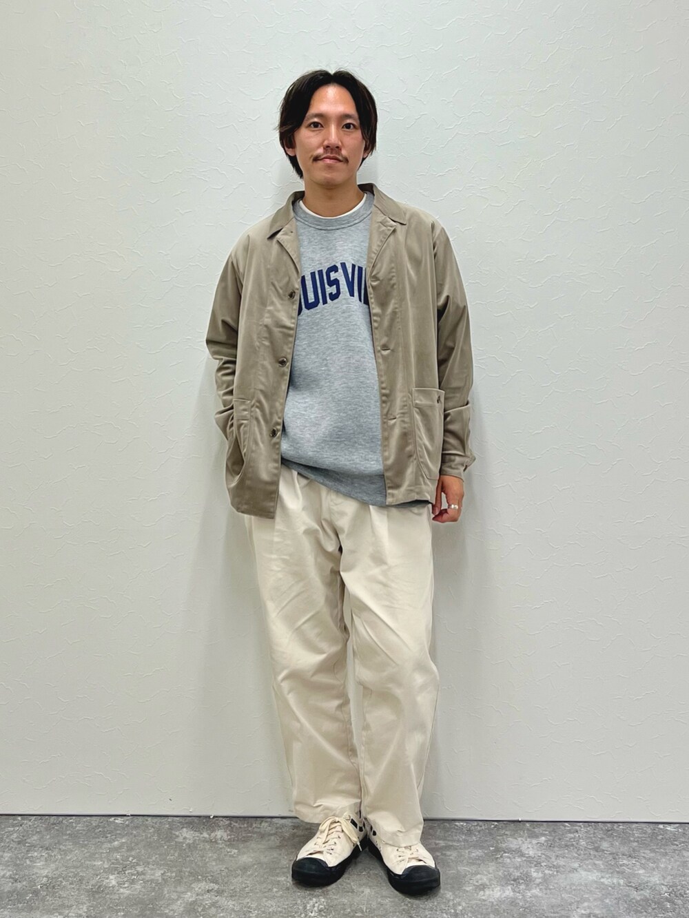 ベージュ系のシャツ/ブラウス、グレー系のスウェットを着用したメンズの秋コーディネートの3枚目の写真