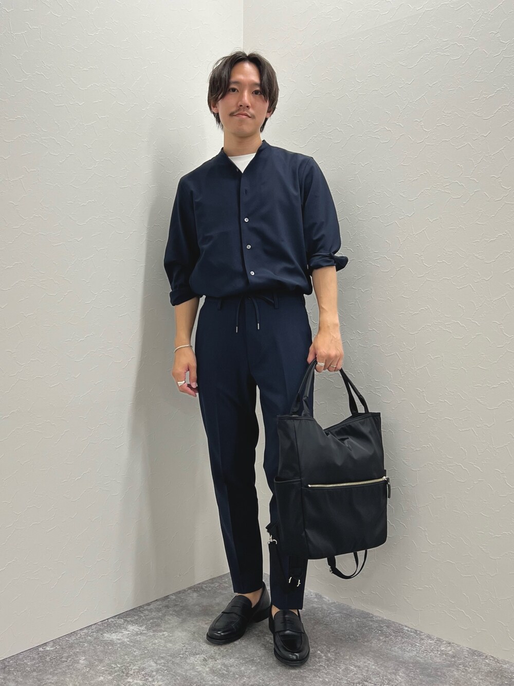 ブルー系のシャツ/ブラウス、ブルー系のその他パンツ、ホワイト系のTシャツ/カットソーを着用したメンズの夏コーディネートの2枚目の写真