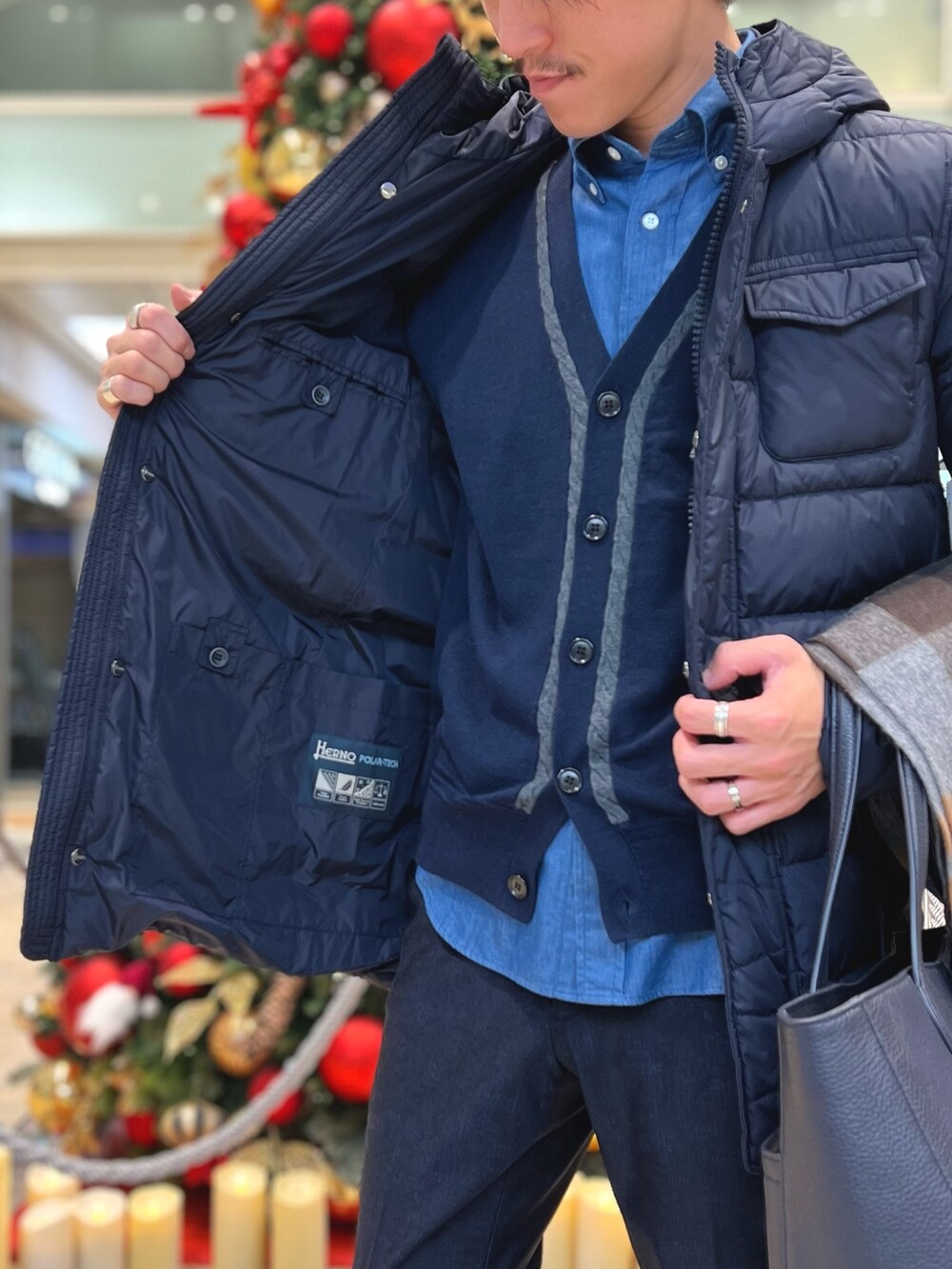 ブルー系のその他パンツ、ブルー系のトートバッグ、ブルー系のカーディガン/ボレロを着用したメンズの冬コーディネートの3枚目の写真