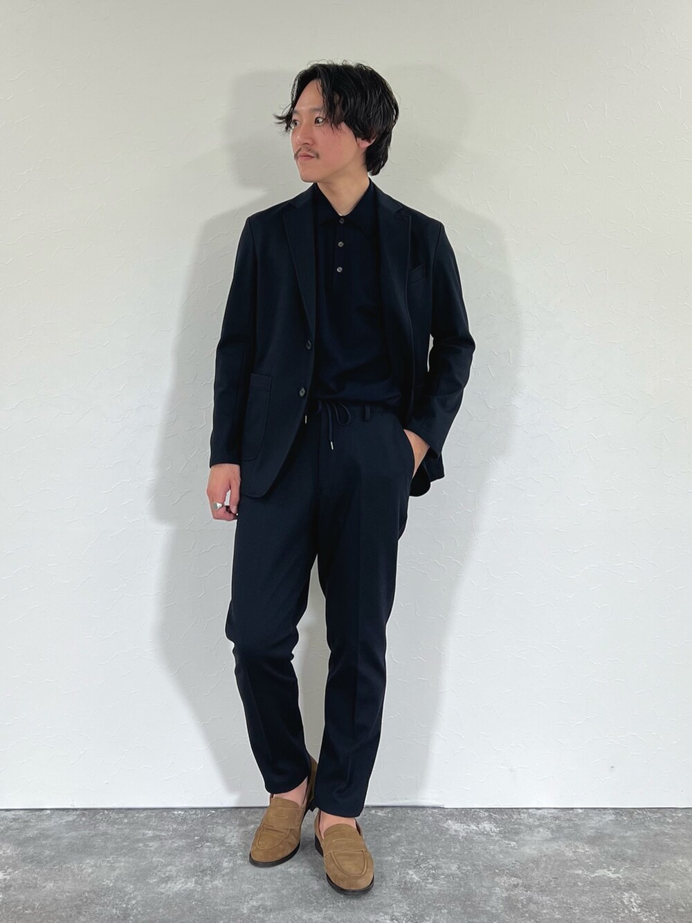 ブルー系のテーラードジャケット、ブルー系のその他パンツ、イエロー系のローファーを着用したメンズの冬コーディネートの4枚目の写真