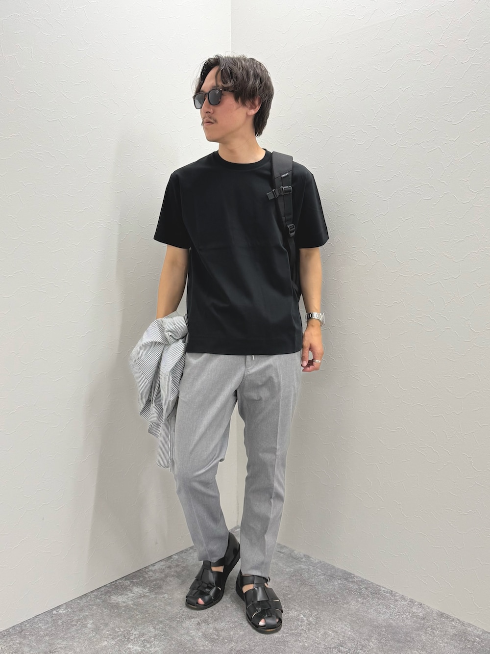 「サングラス、モノトーン、シャツスタイル、黒Tシャツ、Tシャツ、お出かけコーデ、淡色コーデ、きれいめカジュアル、レイヤードスタイル、シンプルコーデ、夏コーデ、半袖シャツ、夏、カジュアル、バッグ」|「NOLLEY’Sの【PrimeFlex DotAir】《吸水速乾》ストレッチ クジラ BD S/S 25SS(シャツ/ブラウス、グレー系)」を使った、nishiokaさん(メンズ・169cm)の春コーディネートの3枚目の写真