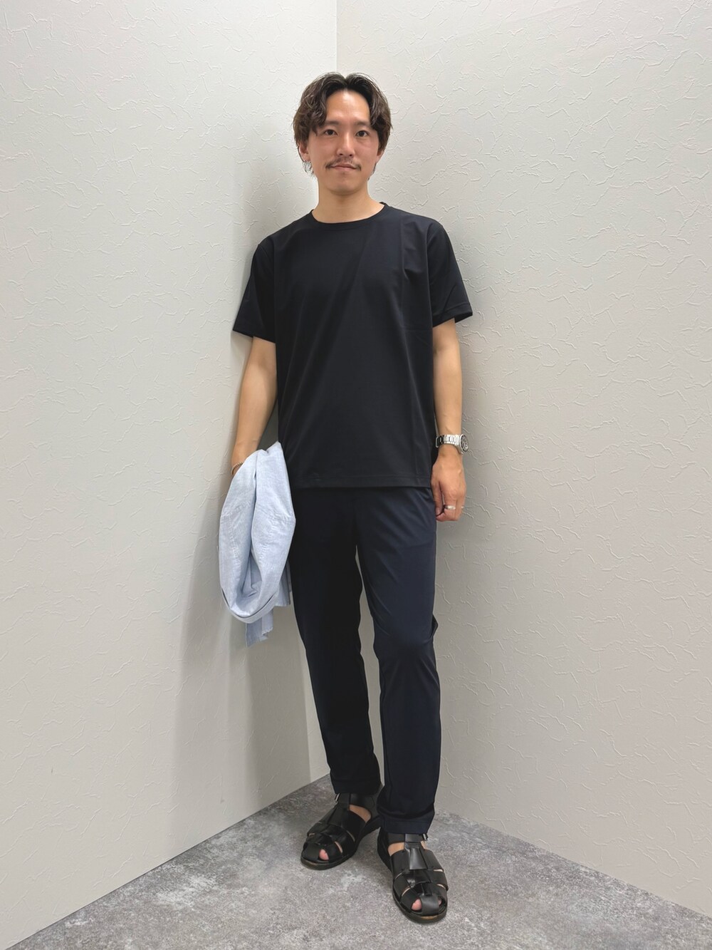 ブルー系のシャツ/ブラウス、ブルー系のTシャツ/カットソー、ブルー系のその他パンツを着用したメンズの春コーディネートの2枚目の写真