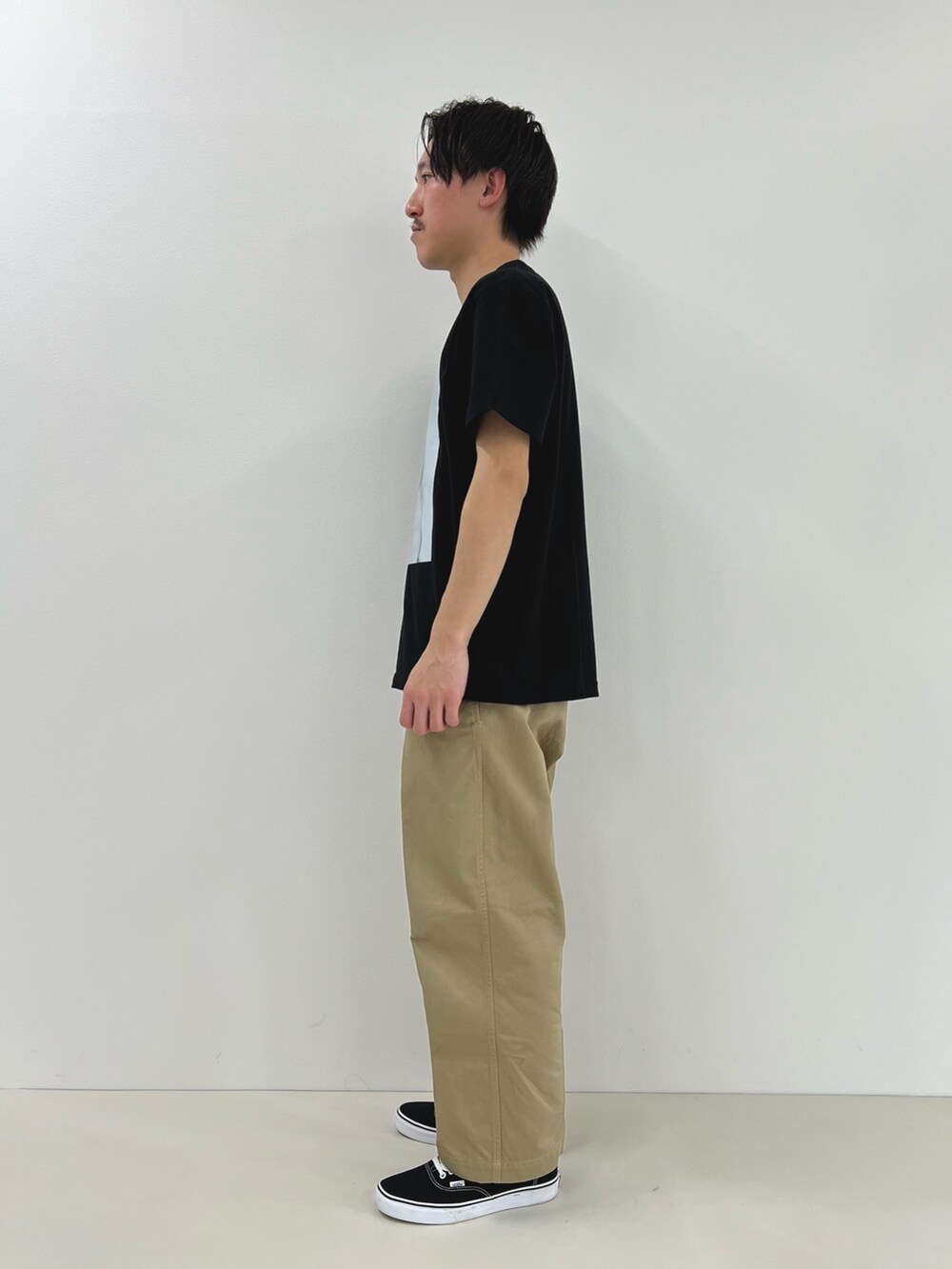 ブラック系のTシャツ/カットソーを着用したメンズの春コーディネートの3枚目の写真