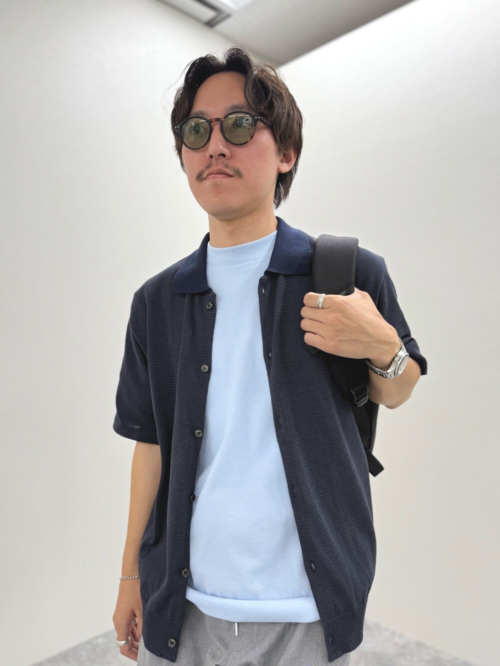 「サンダル、シャツスタイル、淡色コーデ、きれいめカジュアル、レイヤードスタイル、サングラス、Tシャツ、夏コーデ、大人コーデ、カジュアルコーデ、半袖シャツ、夏、ブルー、バッグ、カジュアル」｜「NOLLEY’Sの【SIX FUNCTIONS】ウォッシャブル コースボーダーニットシャツ 25SS（シャツ/ブラウス、ブルー系）」を使った、nishiokaさん（メンズ・169cm）の夏コーディネートの8枚目の写真