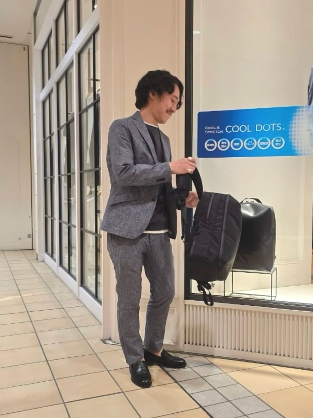 グレー系のTシャツ/カットソー、ブルー系のテーラードジャケット、ブルー系のその他パンツを着用したメンズの春コーディネートの4枚目の写真