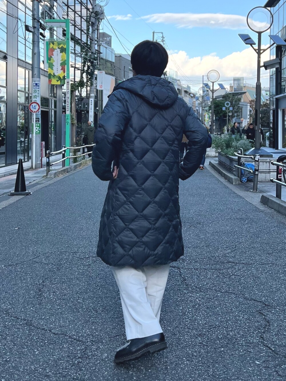 グレー系のダウンジャケット/コート、ブルー系のニット/セーター、ホワイト系のデニムパンツを着用したメンズの冬コーディネートの6枚目の写真