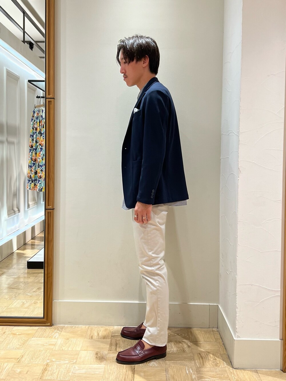 グレー系のその他パンツ、ブルー系のテーラードジャケット、ブラック系のシャツ/ブラウスを着用したメンズの夏コーディネートの2枚目の写真