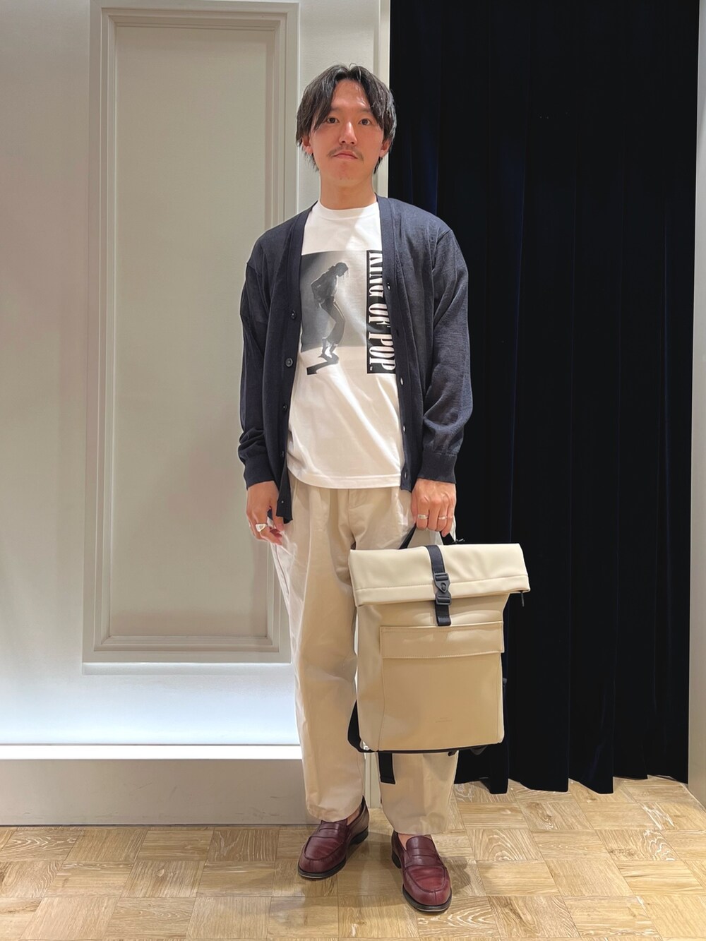 ホワイト系のTシャツ/カットソー、ブルー系のカーディガン/ボレロ、ホワイト系のバックパック/リュックを着用したメンズの春コーディネートの2枚目の写真