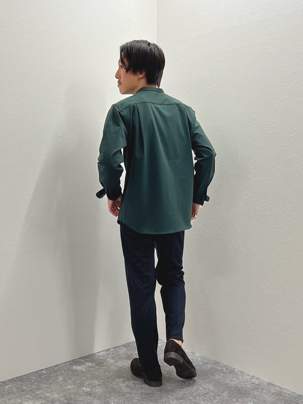 グリーン系のシャツ/ブラウス、ホワイト系のTシャツ/カットソー、ブルー系のその他パンツを着用したメンズの秋コーディネートの6枚目の写真