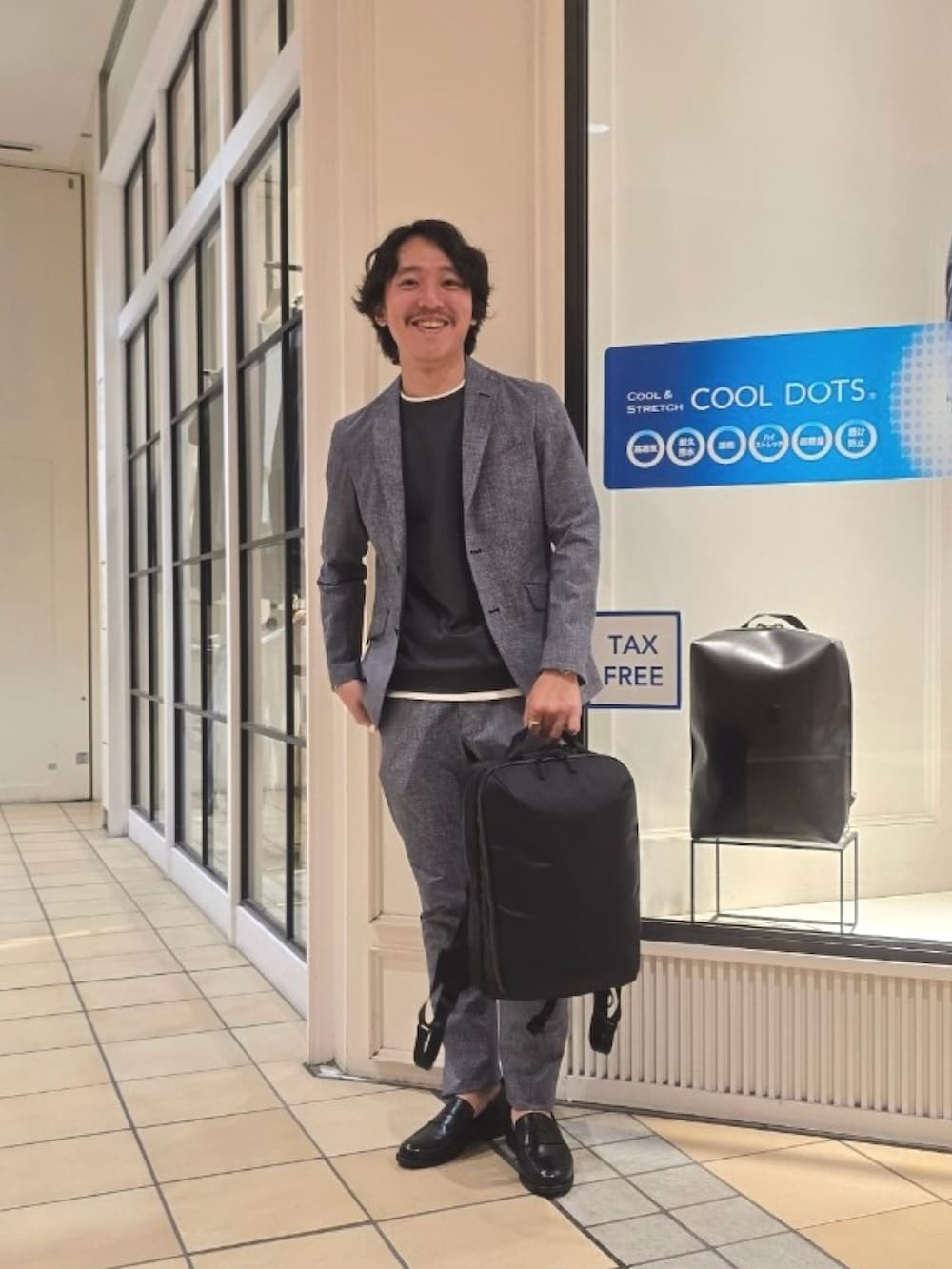 グレー系のTシャツ/カットソー、ブルー系のテーラードジャケット、ブルー系のその他パンツを着用したメンズの春コーディネートの3枚目の写真