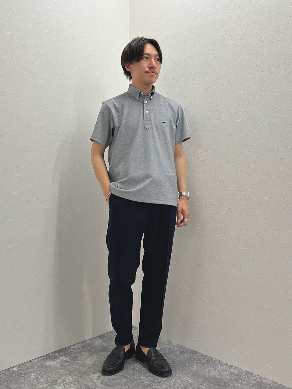 ブルー系のその他パンツ、グレー系のポロシャツを着用したメンズの春コーディネートの2枚目の写真