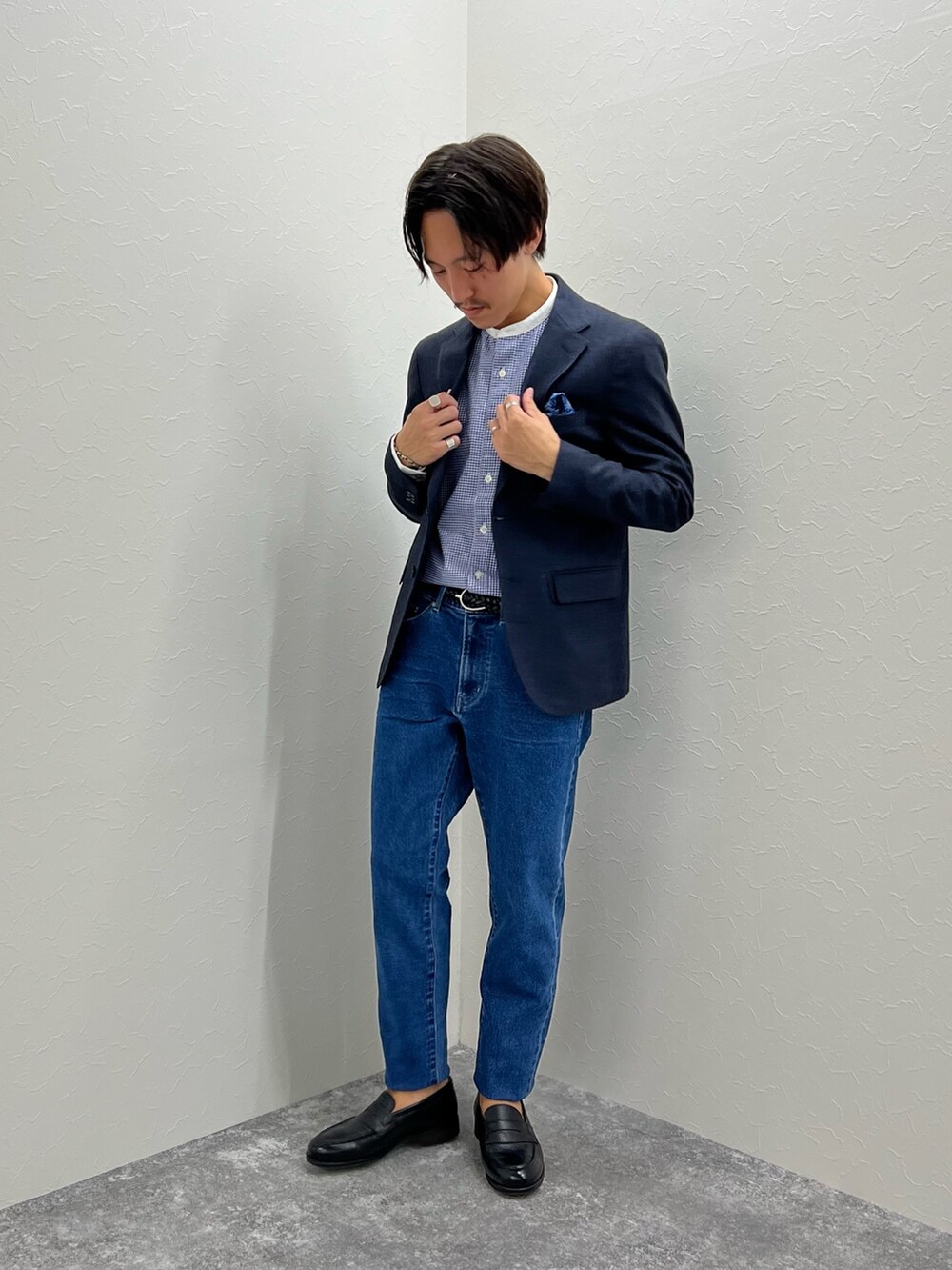 ブルー系のテーラードジャケット、ブルー系のデニムパンツ、ブルー系のシャツ/ブラウスを着用したメンズの秋コーディネートの2枚目の写真