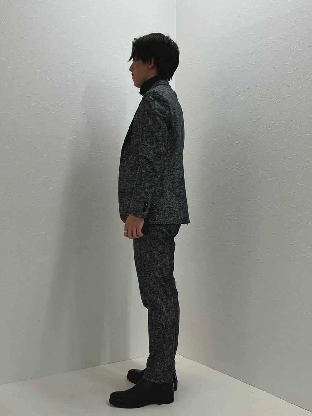 グレー系のテーラードジャケット、グレー系のその他パンツ、ブラック系のTシャツ/カットソーを着用したメンズの秋コーディネートの4枚目の写真