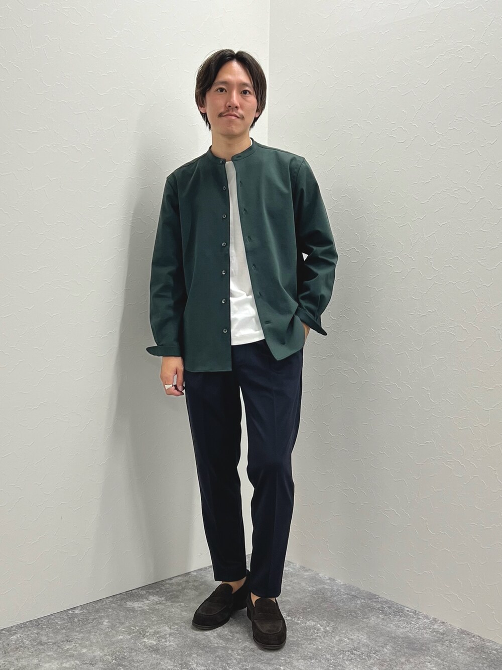 グリーン系のシャツ/ブラウス、ホワイト系のTシャツ/カットソー、ブルー系のその他パンツを着用したメンズの秋コーディネートの3枚目の写真