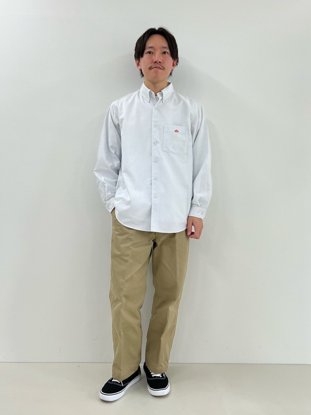 ホワイト系のシャツ/ブラウス、ホワイト系のTシャツ/カットソーを着用したメンズの春コーディネートの3枚目の写真