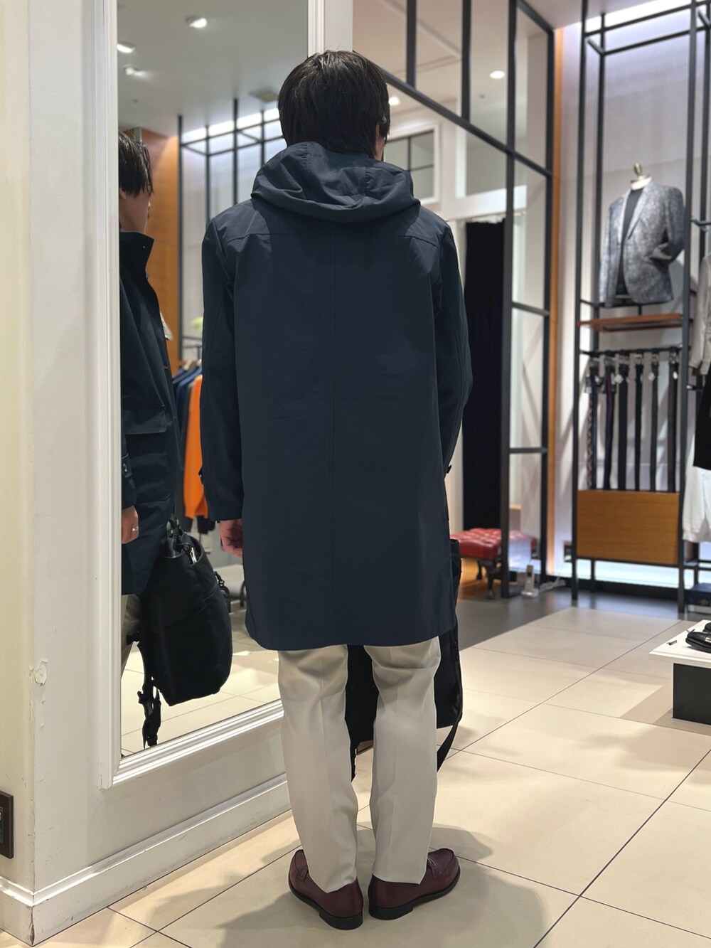 ブルー系のその他アウター、ブルー系のニット/セーター、ブラック系のトートバッグを着用したメンズの冬コーディネートの7枚目の写真