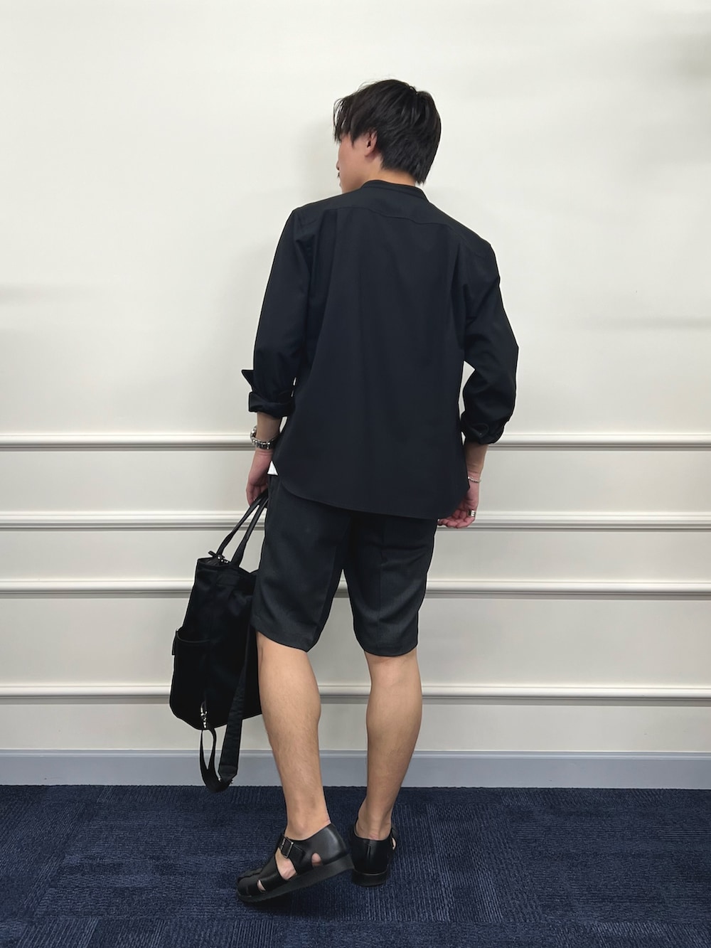 「ショートパンツ、サンダル、シンプル、白Tシャツ、きれいめカジュアル、休日スタイル、ブラックコーデ、夏コーデ、夏、夏だ！Tシャツ着よう！、メンズコーデ、シンプルスタイル、シャツコーデ、いいね、save、フォローお願いします🤑、モノトーン」｜「NOLLEY'S goodmanの【ACTIVE SECT】《限定展開 / 速乾 / 防シワ》”ALL TIME DRY” スリムバンドカラーシャツ（シャツ/ブラウス、ブラック系）」を使った、nishiokaさん（メンズ・169cm）の夏コーディネートの6枚目の写真