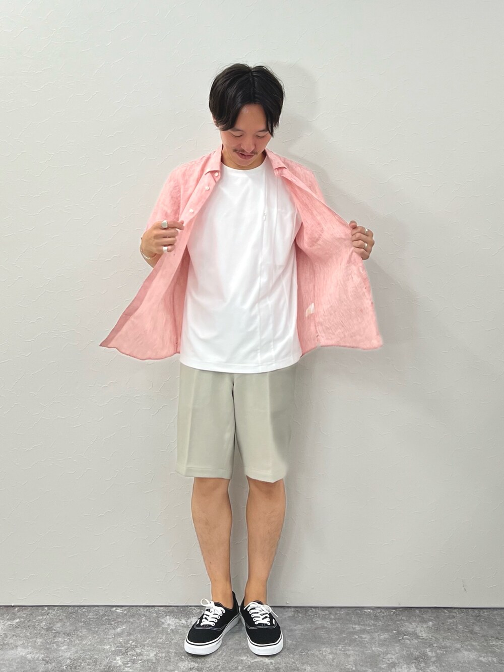 レッド系のシャツ/ブラウス、ホワイト系のTシャツ/カットソー、グレー系のその他パンツを着用したメンズの夏コーディネートの4枚目の写真
