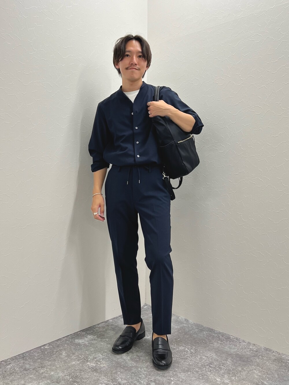 ブルー系のシャツ/ブラウス、ブルー系のその他パンツ、ホワイト系のTシャツ/カットソーを着用したメンズの夏コーディネートの3枚目の写真