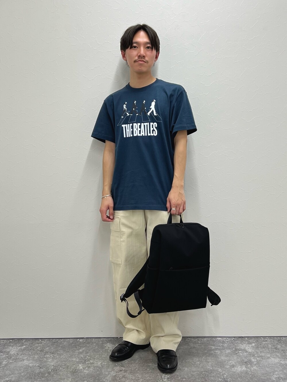 ブルー系のTシャツ/カットソー、ブラック系のバックパック/リュックを着用したメンズの冬コーディネートの2枚目の写真