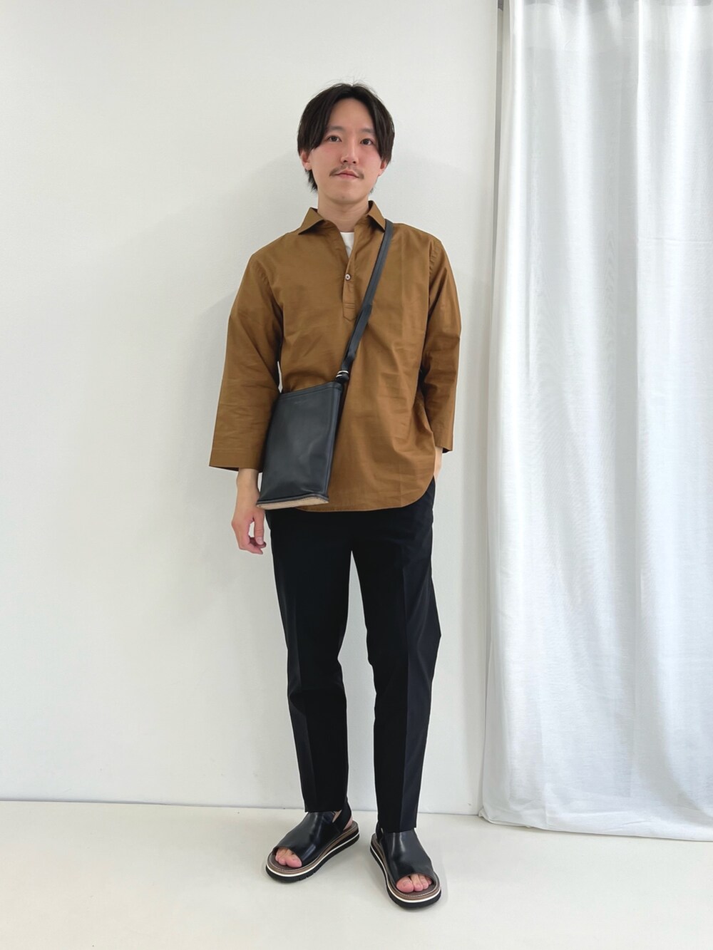 イエロー系のシャツ/ブラウス、ブラック系のショルダーバッグ、ブラック系のその他パンツを着用したメンズの春コーディネートの2枚目の写真