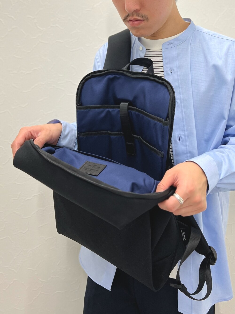 ブルー系のシャツ/ブラウス、ホワイト系のTシャツ/カットソー、ブルー系のその他パンツを着用したメンズの冬コーディネートの6枚目の写真